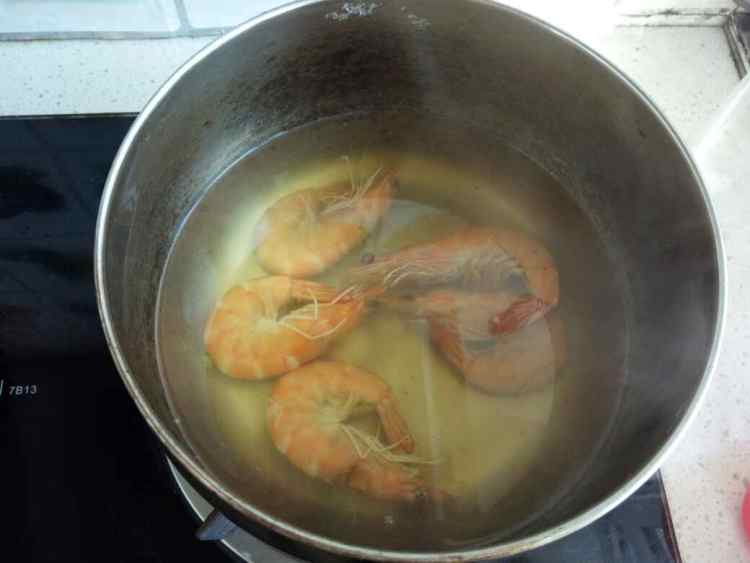 大虾荷兰豆炒杂蔬步骤5