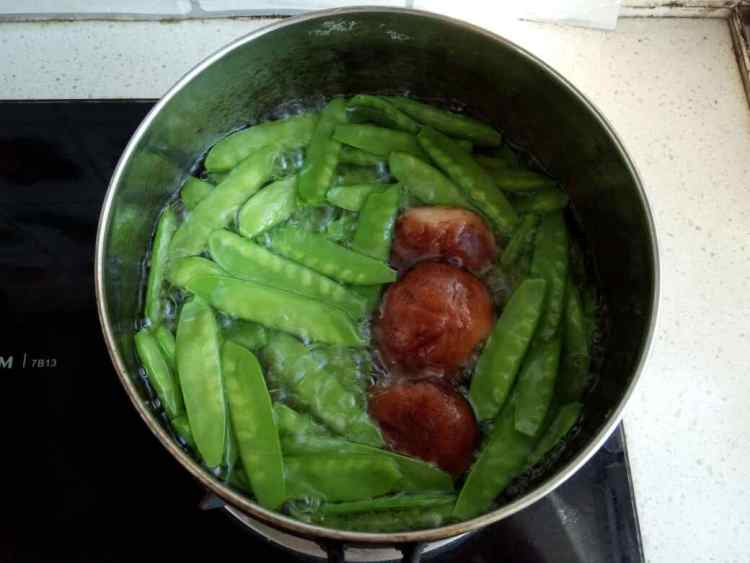 大虾荷兰豆炒杂蔬步骤3