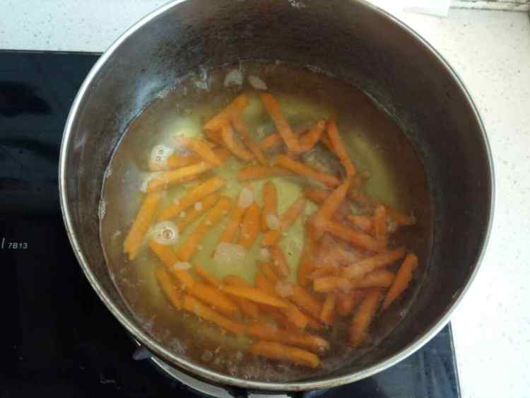 大虾荷兰豆炒杂蔬步骤4