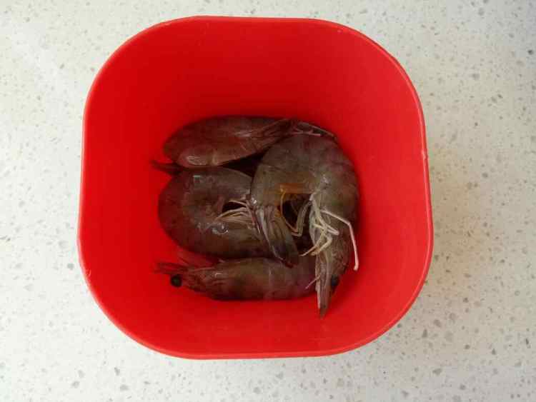 大虾荷兰豆炒杂蔬步骤2
