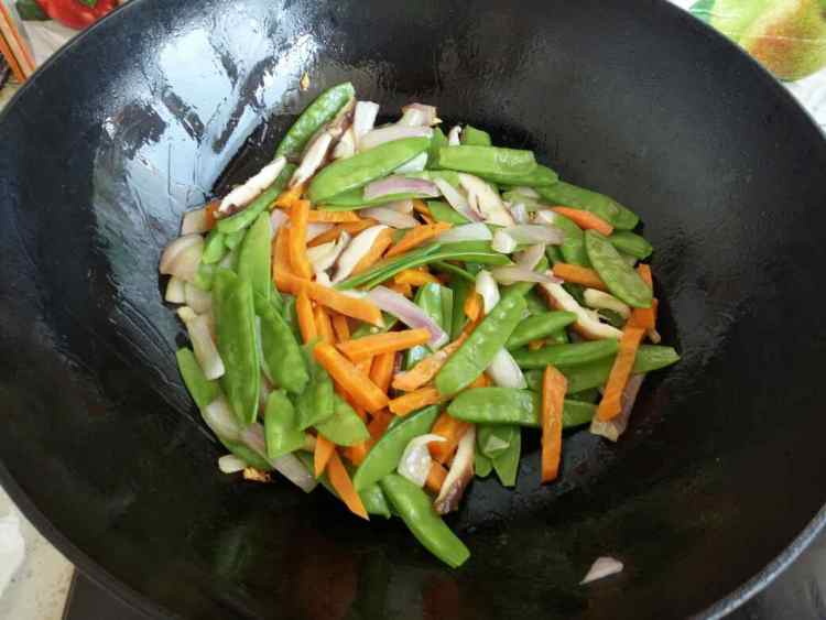 大虾荷兰豆炒杂蔬步骤8