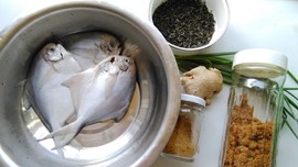 茶香熏鲳鱼步骤1