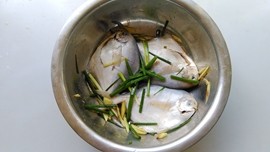 茶香熏鲳鱼步骤3