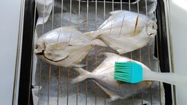 茶香熏鲳鱼步骤4