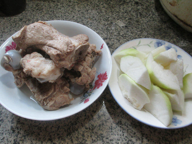 蒲瓜筒骨汤步骤1