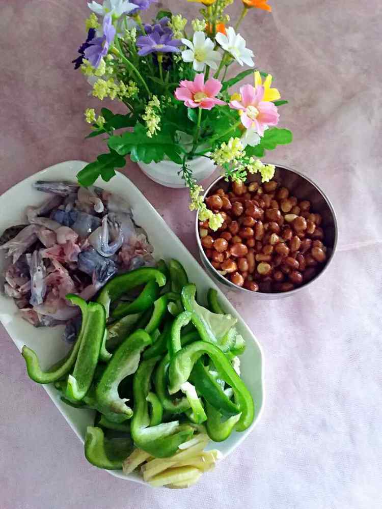 圆椒花生炒牛蛙步骤1