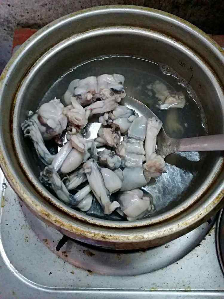 圆椒花生炒牛蛙步骤2