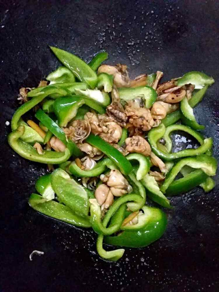 圆椒花生炒牛蛙步骤5