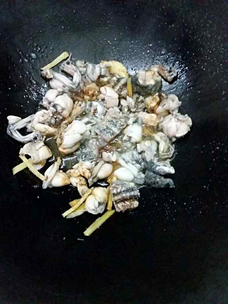 圆椒花生炒牛蛙步骤4