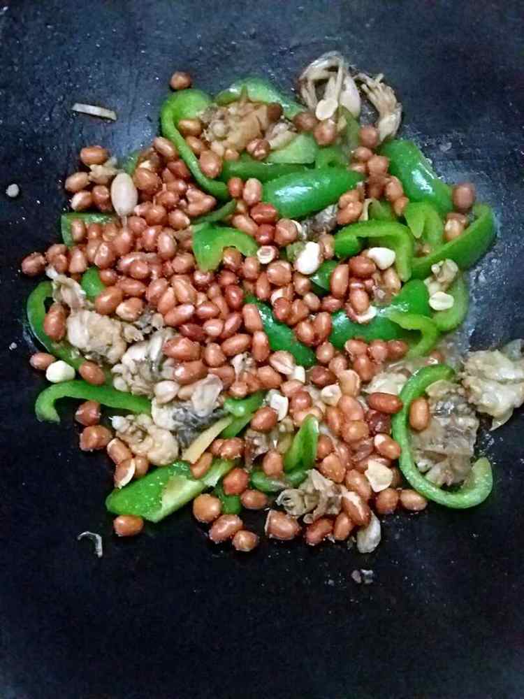 圆椒花生炒牛蛙步骤6