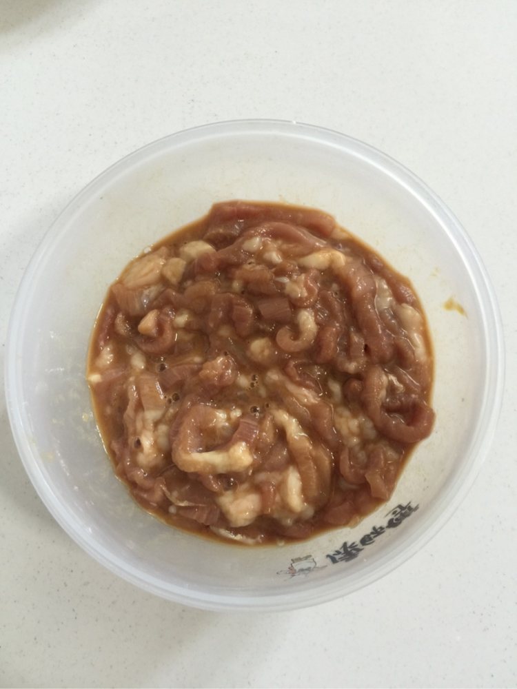 青椒炒肉丝步骤1