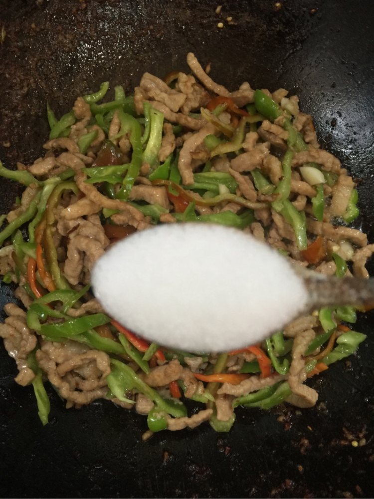 青椒炒肉丝步骤7