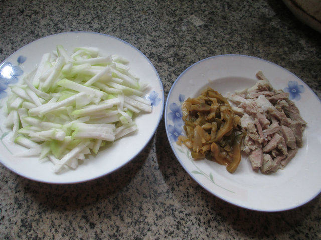 榨菜丝肉丝蒲瓜汤步骤1