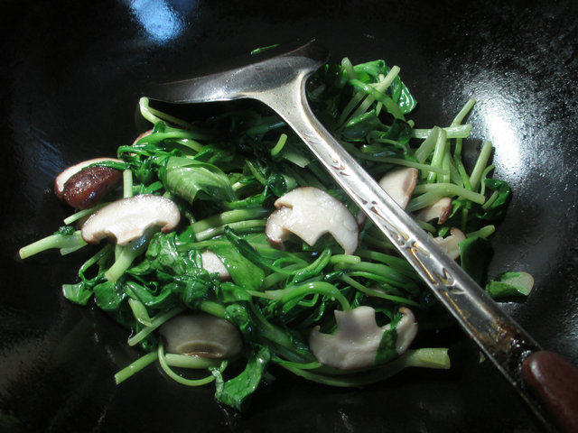 香菇炒鸡毛菜步骤3