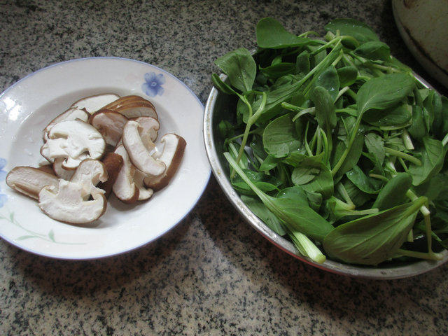香菇炒鸡毛菜步骤1