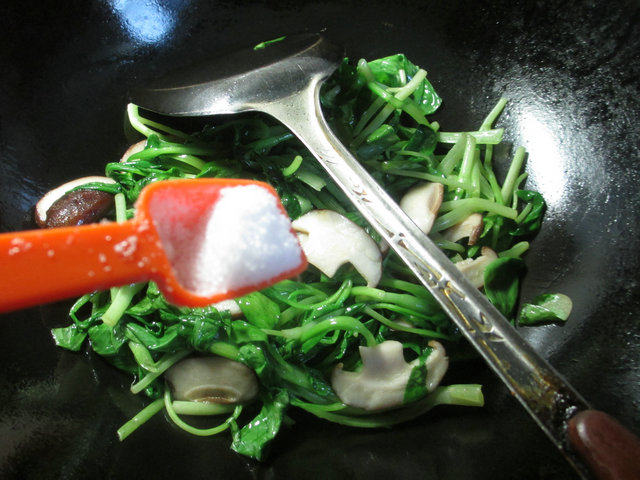 香菇炒鸡毛菜步骤4