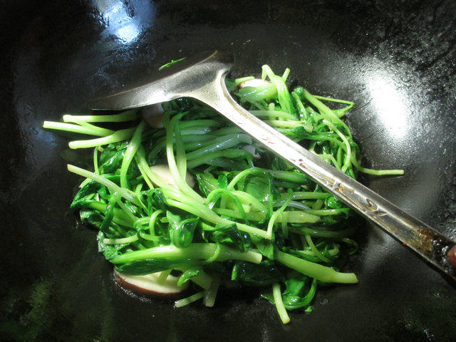 香菇炒鸡毛菜步骤5