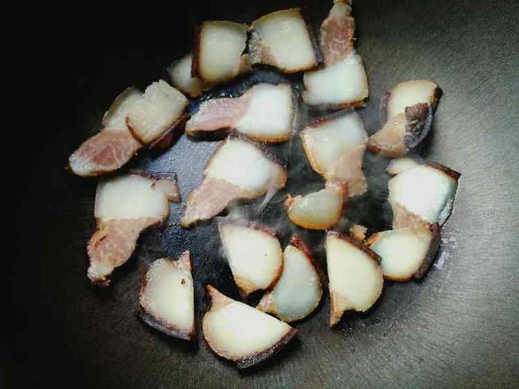 腊味包菜步骤3