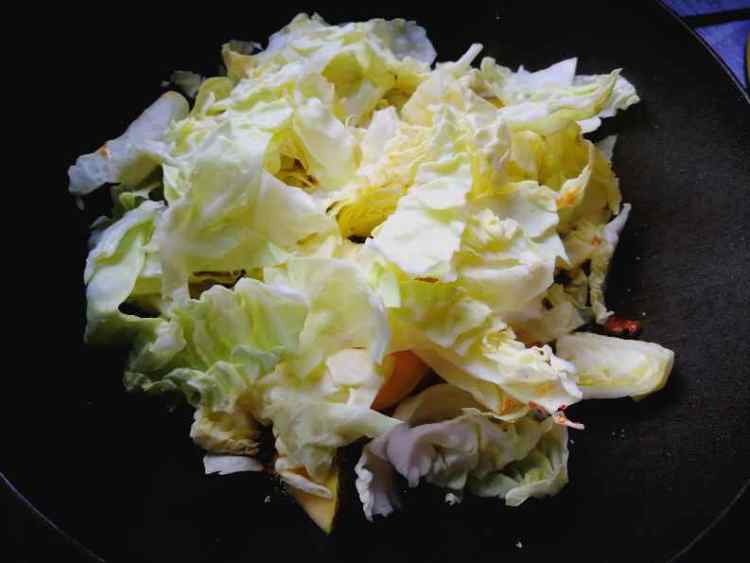腊味包菜步骤5