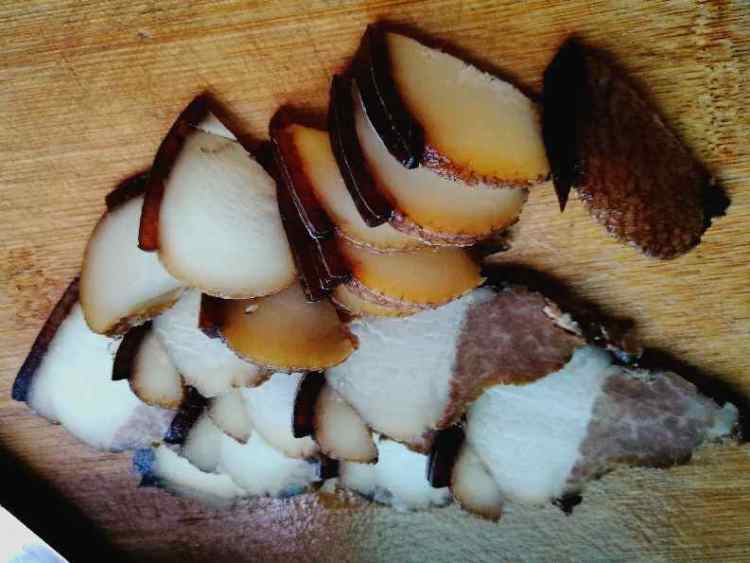腊味包菜步骤2
