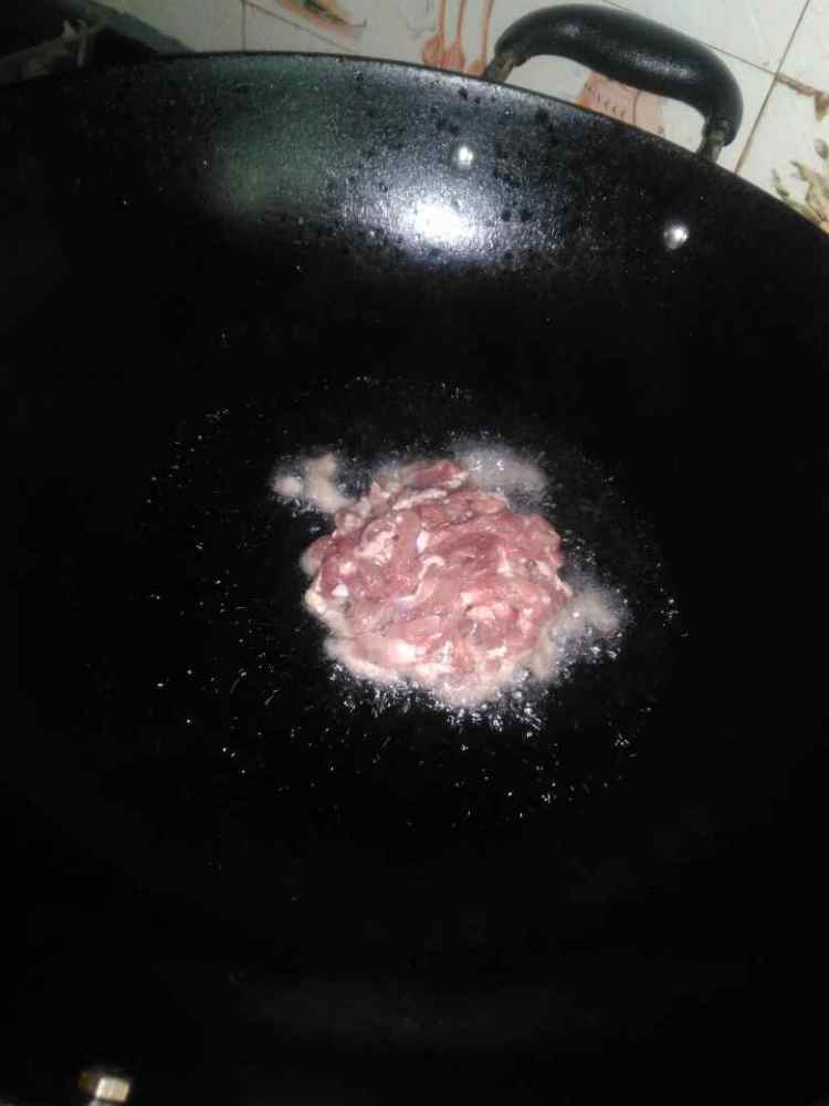 金针菇红萝卜炒肉丝步骤6