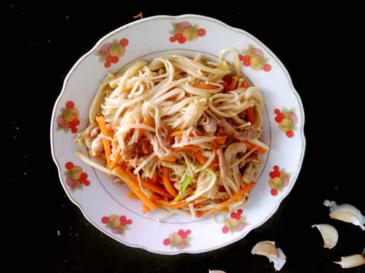 金针菇红萝卜炒肉丝步骤14