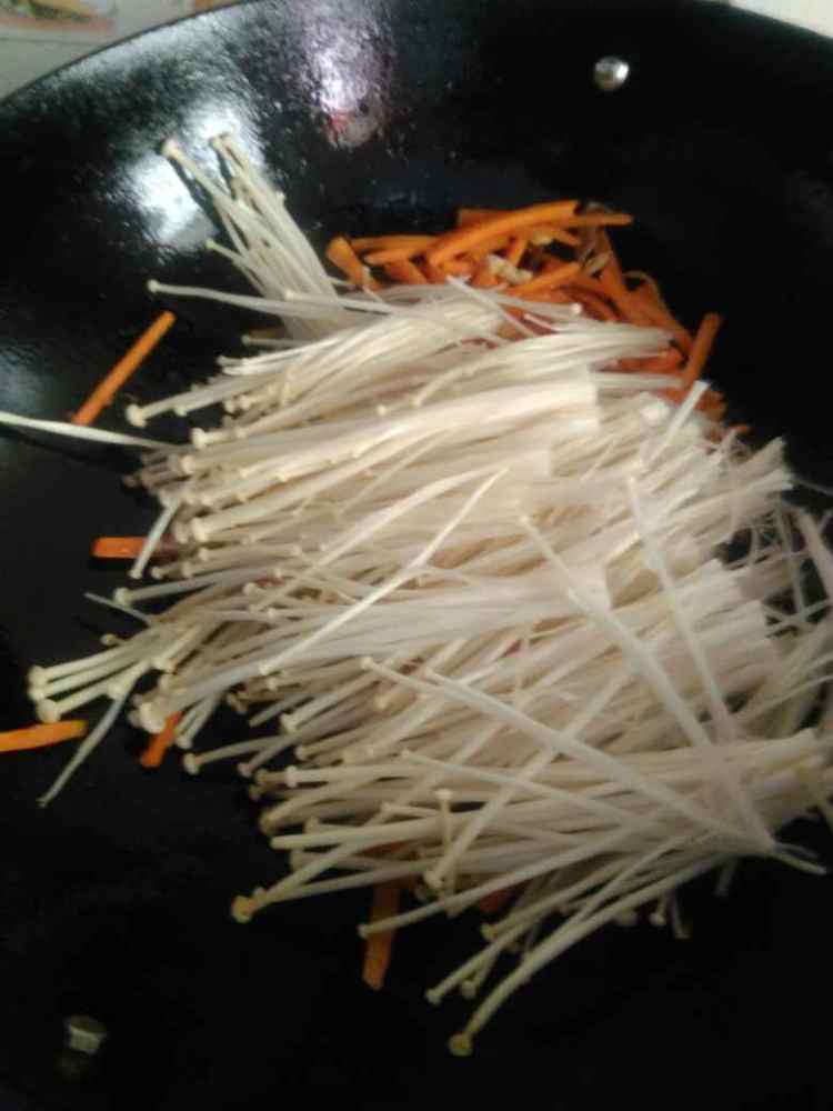 金针菇红萝卜炒肉丝步骤10