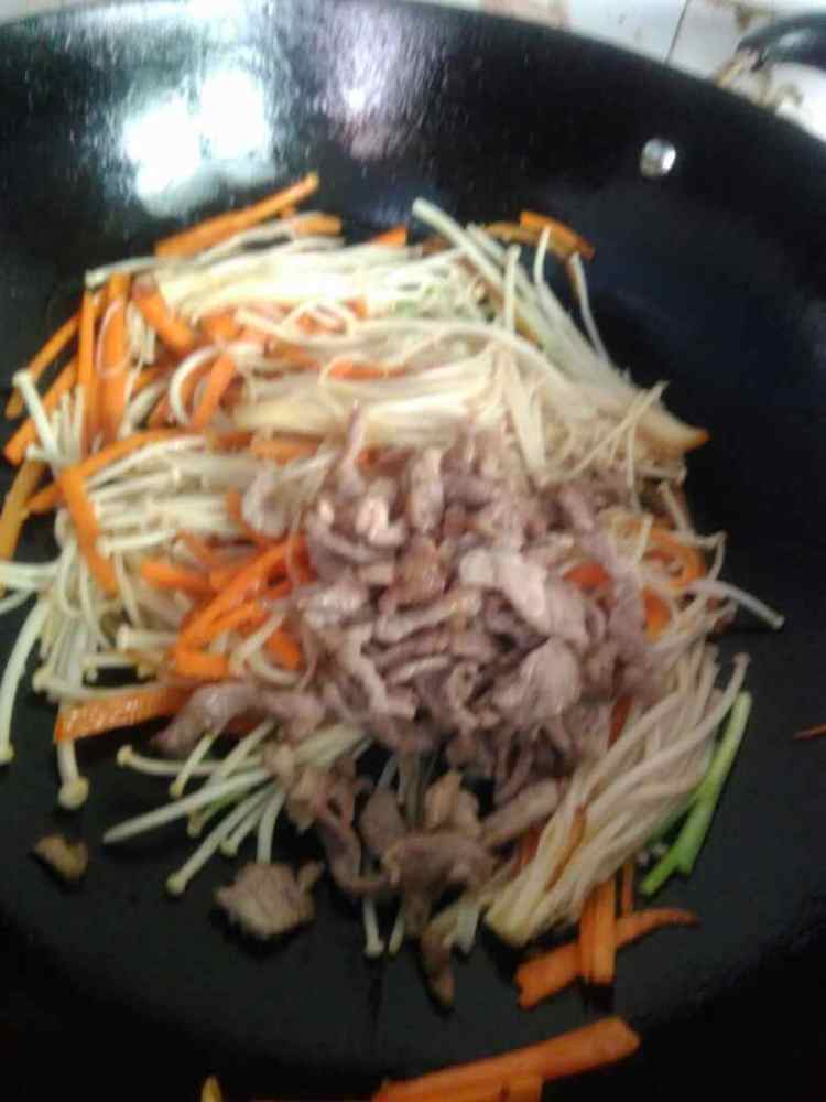 金针菇红萝卜炒肉丝步骤12