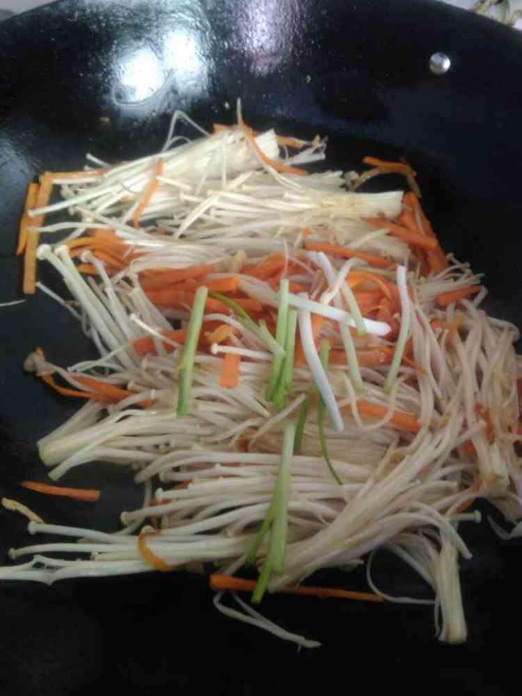 金针菇红萝卜炒肉丝步骤11