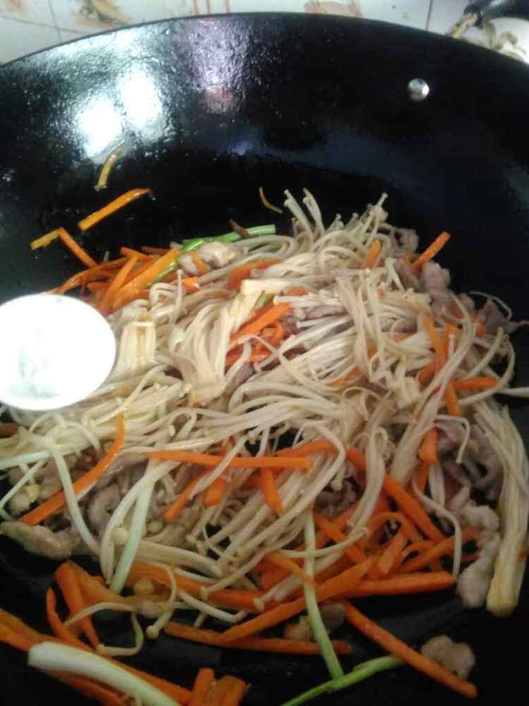 金针菇红萝卜炒肉丝步骤13