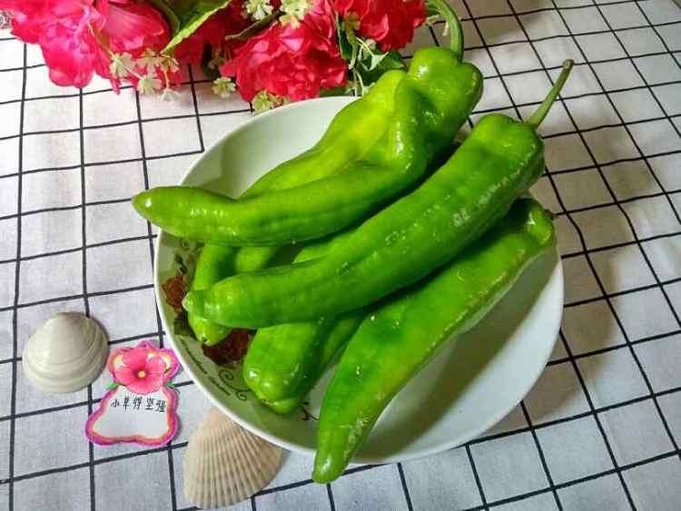 青椒虾仁炒瘦肉步骤1
