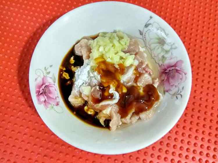 青椒虾仁炒瘦肉步骤2