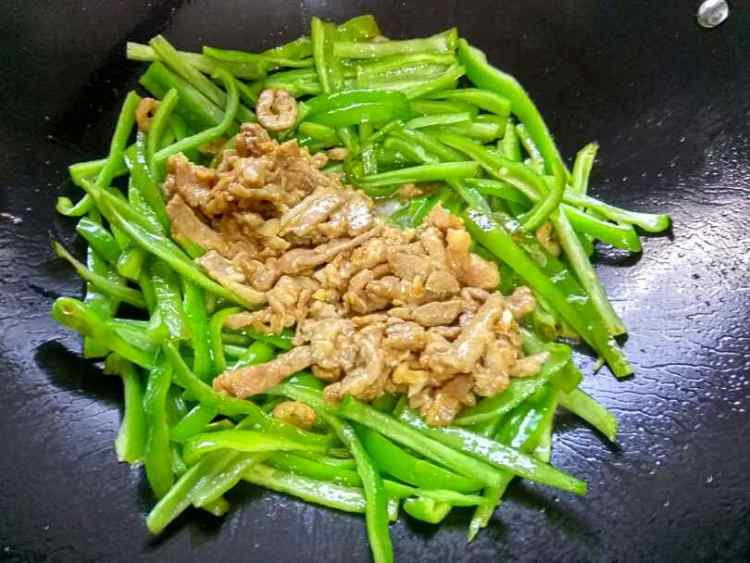 青椒虾仁炒瘦肉步骤10