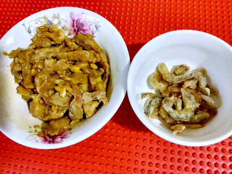青椒虾仁炒瘦肉步骤6