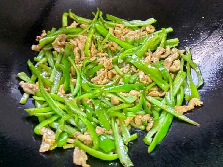 青椒虾仁炒瘦肉步骤11