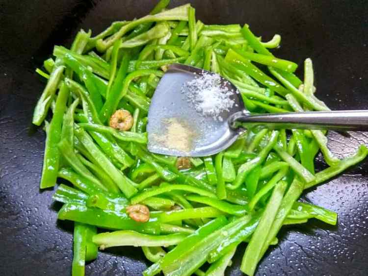青椒虾仁炒瘦肉步骤9