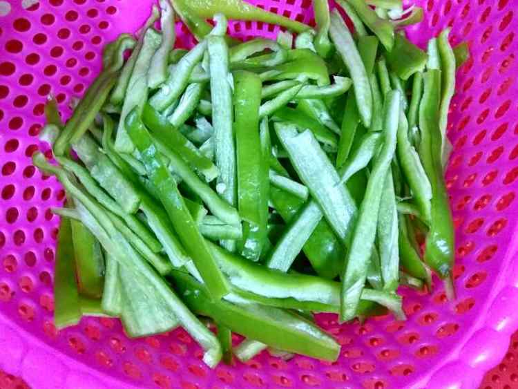 青椒虾仁炒瘦肉步骤4