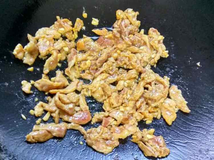 青椒虾仁炒瘦肉步骤5