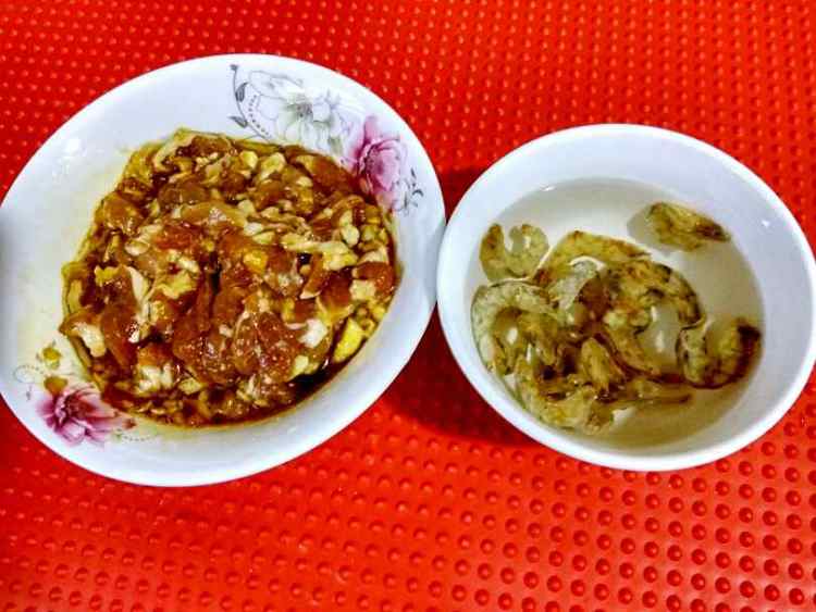 青椒虾仁炒瘦肉步骤3