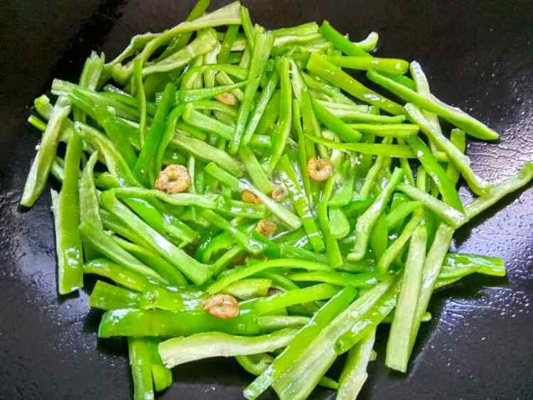 青椒虾仁炒瘦肉步骤8