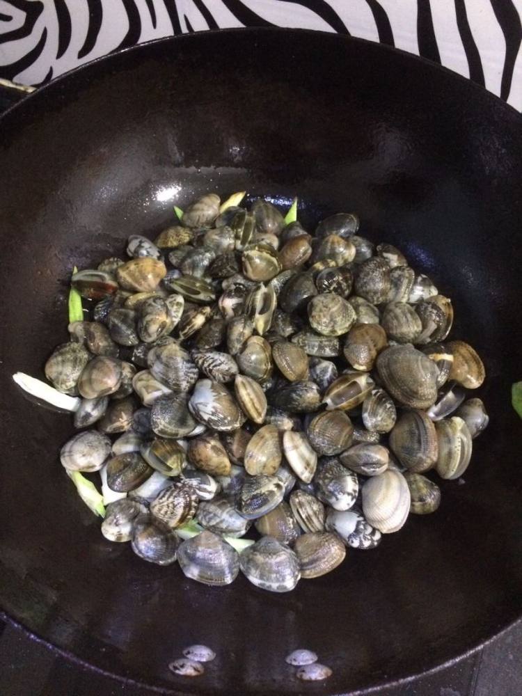 辣椒炒小花蛤步骤3