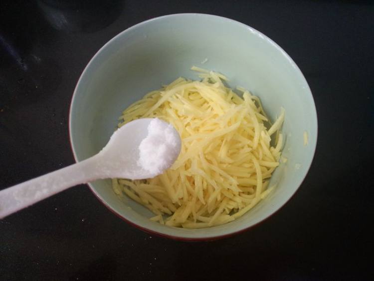 土豆丝青椒鸡蛋饼步骤3