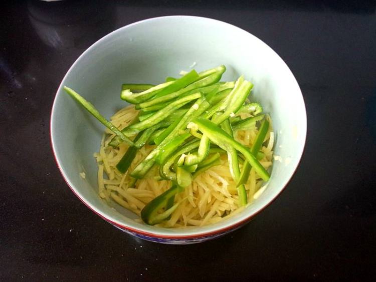 土豆丝青椒鸡蛋饼步骤4