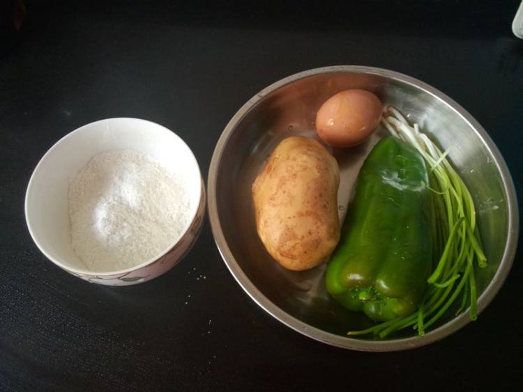 土豆丝青椒鸡蛋饼步骤1