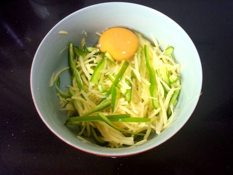 土豆丝青椒鸡蛋饼步骤5