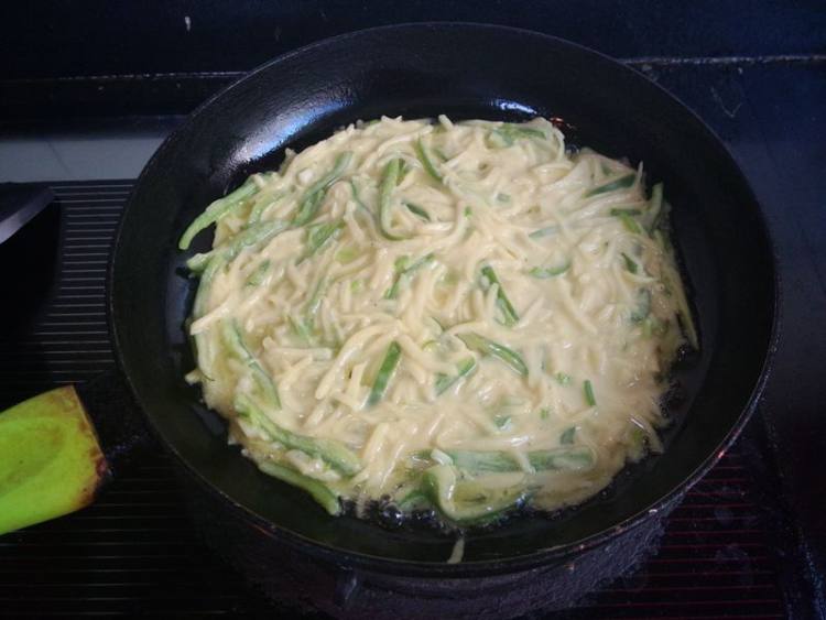 土豆丝青椒鸡蛋饼步骤8