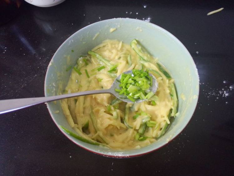 土豆丝青椒鸡蛋饼步骤7