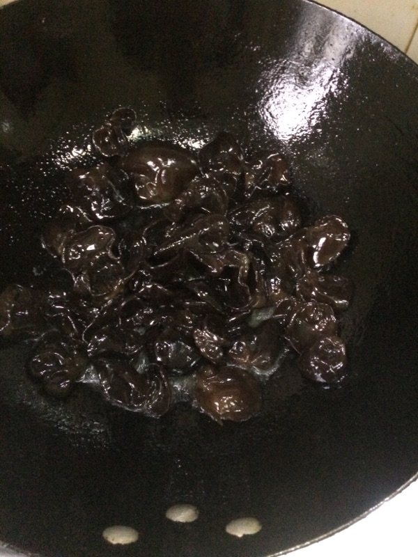 黑木耳炒肉片步骤4