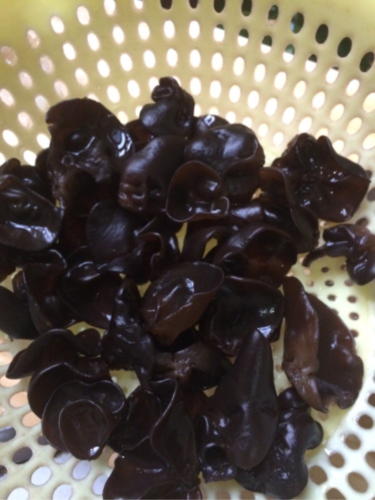 黑木耳炒肉片步骤1