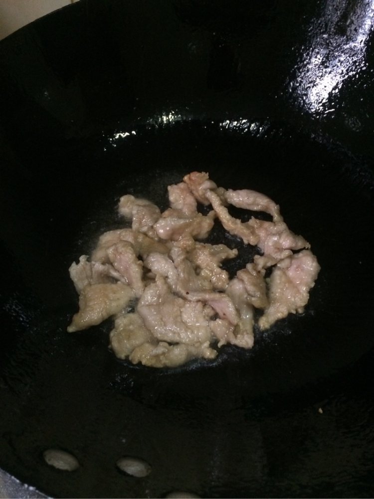 黑木耳炒肉片步骤3